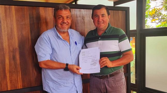 Ronald Ramírez con un cliente